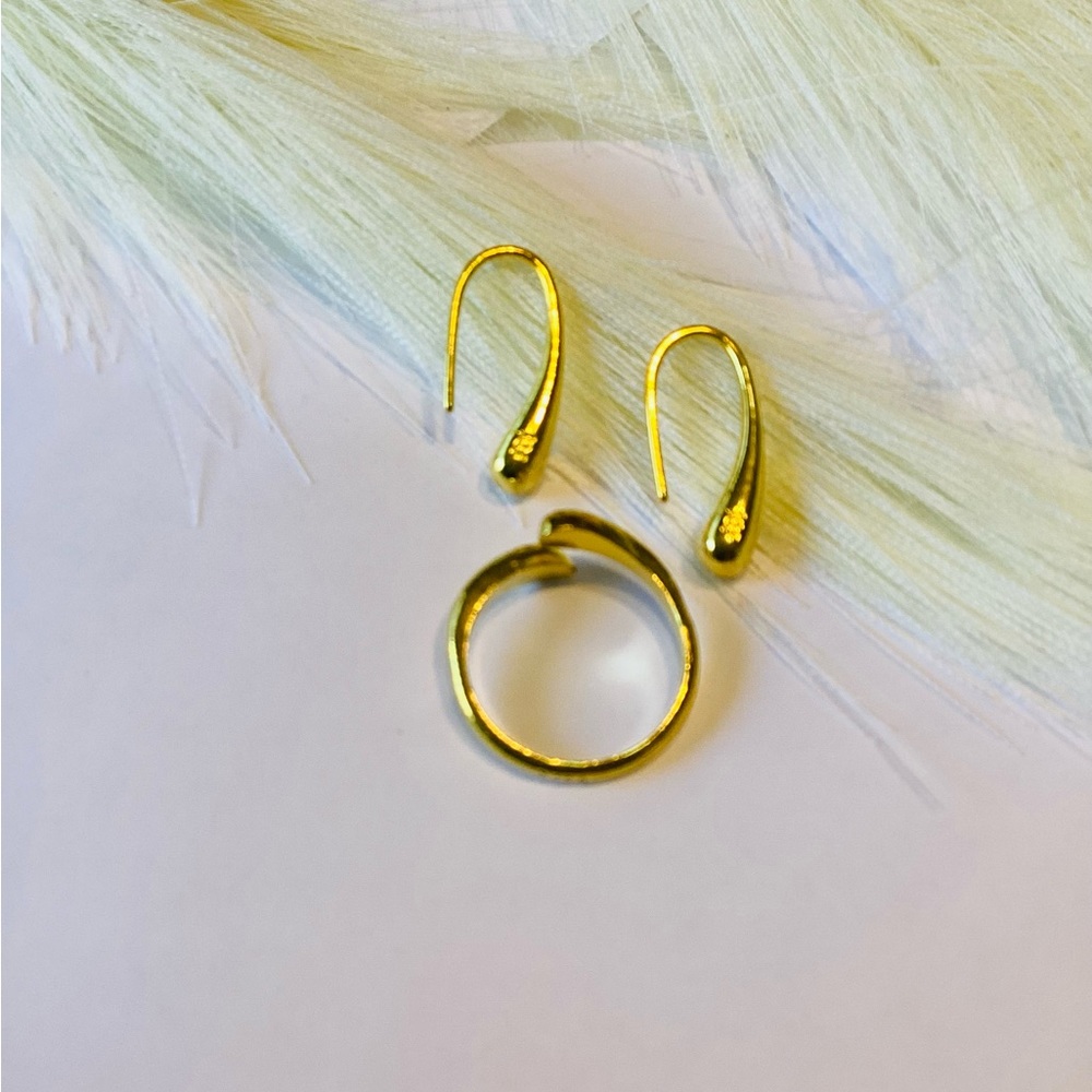 Very Nice Yellow Gold Jewelry Set Ring And Earrings For Woman